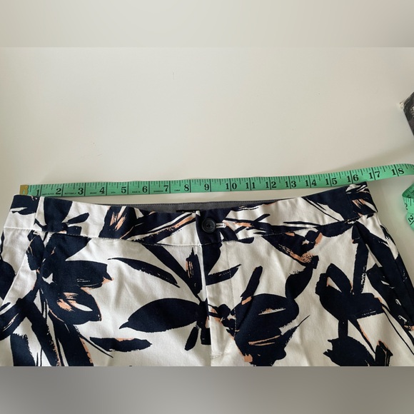 BANANA REPUBLIC Bermuda Shorts - NWOT - Picture 12 of 14